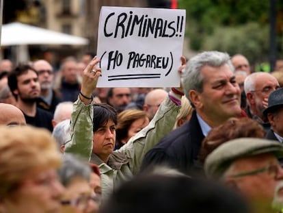 La plaza de la Virgen de Valencia volvi&oacute; a llenarse de personas solidarias con las v&iacute;ctimas del accidente del metro.