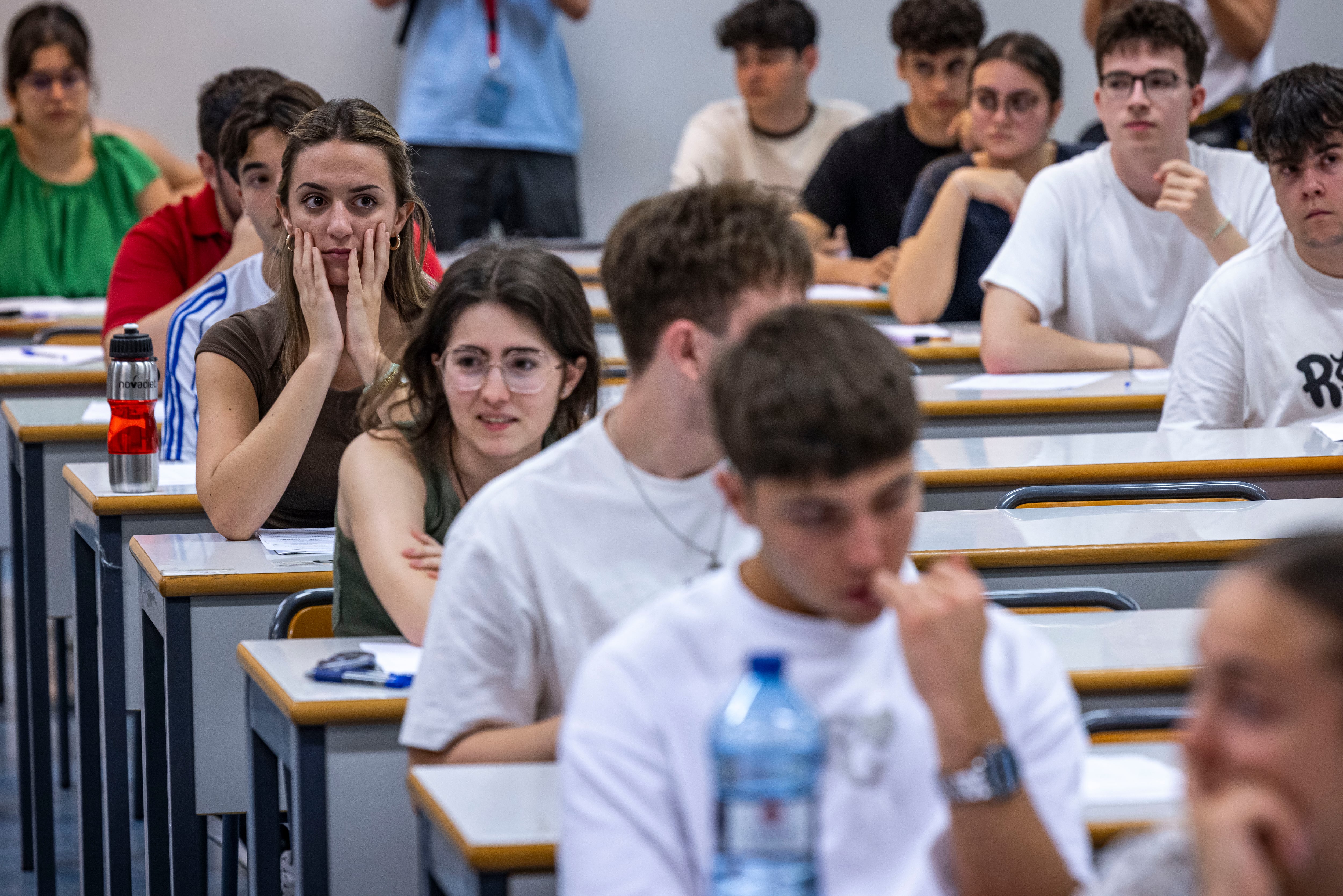 “Han ido a pillar”: casi toda España se suma a la PAU en una Selectividad blindada con detectores de frecuencia