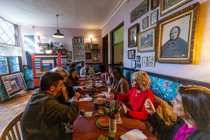 Comensales disfrutan de la experiencia gastronómica.
