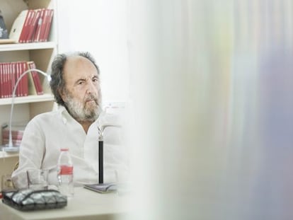 Leopoldo Pom&eacute;s en la presentaci&oacute;n de su poemario en + Bernat