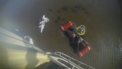 Fotografía cedida por el Ministerio de Seguridad argentino en la que se observa el rescate de una persona durante el accidente una avioneta en el Río de la Plata, cerca de las costas uruguayas. Cinco personas murieron y otras cuatro resultaron heridas cuando la avioneta en que viajaban, propiedad de un empresario argentino, se precipitó sobre el Río de la Plata, por motivos que aún se desconocen.