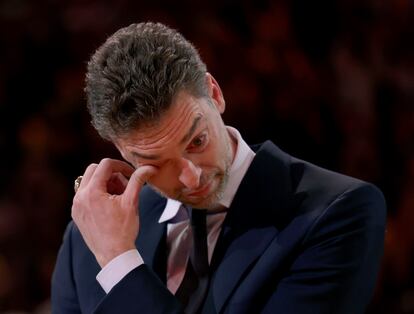 Paul Gasol, emocionado, en la cancha de los Lakers durante el acto de homenaje del equipo. 