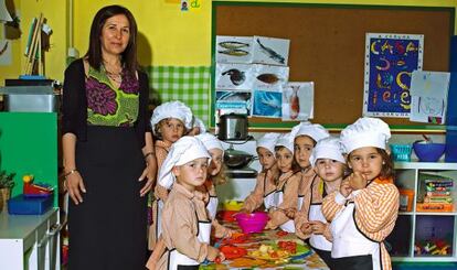 Alumnos de infantil (tres años) del CEIP Sigüeiro, en el concejo de Oroso (A Coruña), y sus profesoras María Salgado (Verín, Ourense, 1978) y Pilar Rivas (Val do Dubra, A Coruña, 1960).