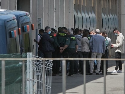 Un grupo de agentes de la Guardia Civil y la Policía Nacional hacen cola para vacunarse en la comisaría de la Policía en la Zona Franca.