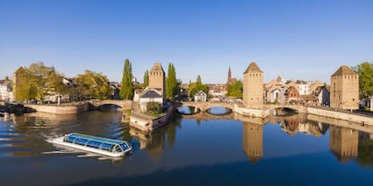 Un crucero fluvial por el río Ill con vistas a Petite France.