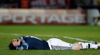 El jugador de la selección argentina, Lionel Messi, en el campo tras la derrota de su selección