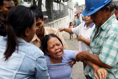 Una mujer llora tras perder su casa en un incendio causado por el terremoto