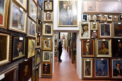 Uno de los pasillos del depósito de 1.200 metros cuadrados donde la Galería de los Uffizi guarda la colección de 2.300 autorretratos.