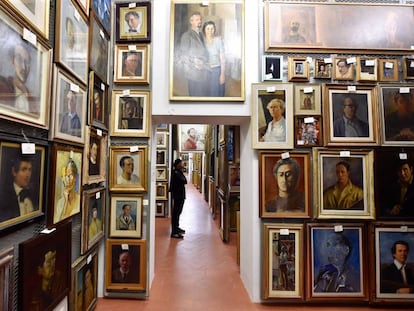 Uno de los pasillos del depósito de 1.200 metros cuadrados donde la Galería de los Uffizi guarda la colección de 2.300 autorretratos.