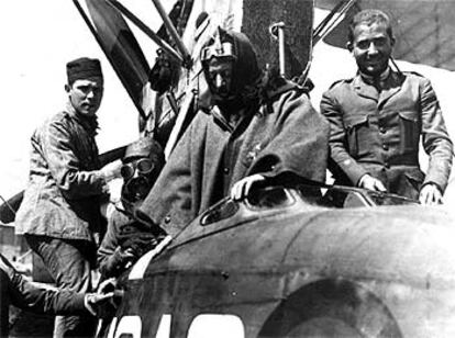 Ramón Franco, a la derecha, junto al general Sanjurjo, tras sobrevolar el frente en la guerra de Marruecos.