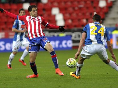 Castro disputa el bal&oacute;n con Diop.