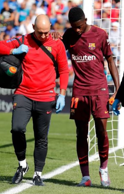 Dembélé abandona cojeando el césped del Getafe.