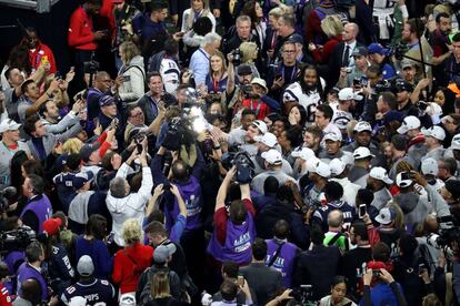 El equipo de New England Patriots, celebra con el Trofeo Vince Lombardi luego de vencer a los Los Ángeles Rams 13 a 3.