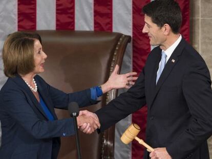 El &#039;speaker&#039; Paul Ryan toma el mazo de la l&iacute;der de la minor&iacute;a dem&oacute;crata, Nancy Pelosi.