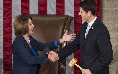 El &#039;speaker&#039; Paul Ryan toma el mazo de la l&iacute;der de la minor&iacute;a dem&oacute;crata, Nancy Pelosi.