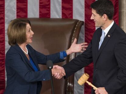 El 'speaker' Paul Ryan toma el mazo de la líder de la minoría demócrata, Nancy Pelosi.