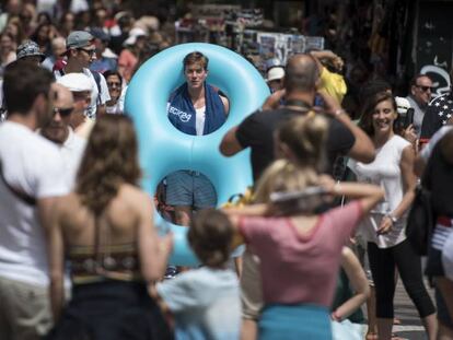 Un turista con un flotador gigante en las Ramblas de Barcelona