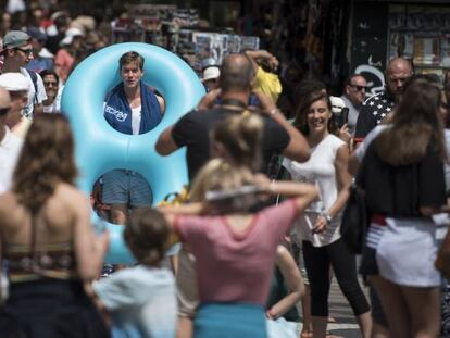 Un turista con un flotador gigante en las Ramblas de Barcelona