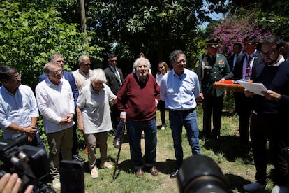 José Mujica (centro), acompañado por su esposa Lucía Topolansky, recibe la 'Orden de Boyacá' de manos del presidente de Colombia, Gustavo Petro (derecha), en Montevideo, Uruguay, el 5 de diciembre de 2024. 