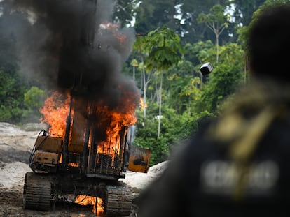 Agentes ambientales queman maquinaria de una mina ilegal durante una operación el 14 de febrero de 2023 cerca de Itaituba (Brasil)