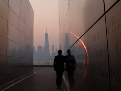 Bruma y humo causado por los incendios forestales canadienses sobre el cielo de la ciudad de Nueva York (EE UU).