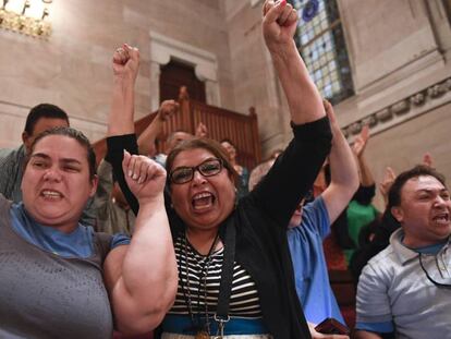 Inmigrantes celebrando la adopción de la Green Light Bill