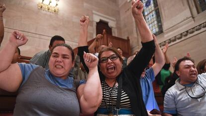 Inmigrantes celebrando la adopción de la Green Light Bill