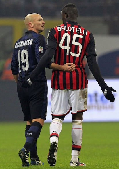 Balotelli habla con Cambiasso 