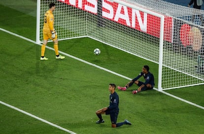 Courtois, Raphael Varane y Eder Militao, tras encajar el tercer gol del PSG.