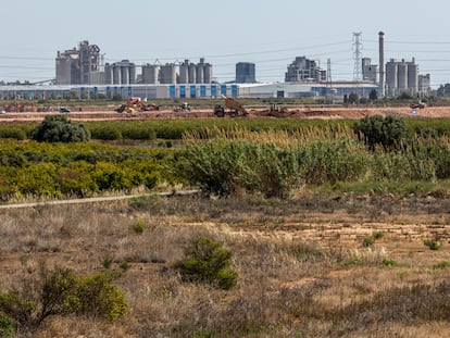 Obras en los terrenos donde Volkswagen instalará su gigafactoría de celdas de baterías para coches eléctricos de Sagunto.