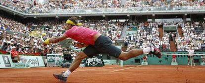 Nadal intenta devolver una bola durante el partido.