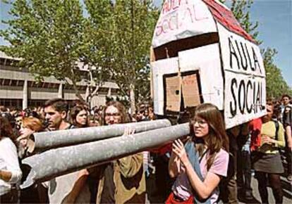 Varios estudiantes portaban ayer, durante la manifestación, una representación del aula ocupada el lunes.