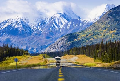 Una autocaravana transita por la Alaska Highway con la cordillera Kluane al fondo, en el canadiense territorio del Yukón.