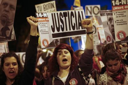 Jóvenes participantes en la manifestación que ocupa en centro de Madrid.
