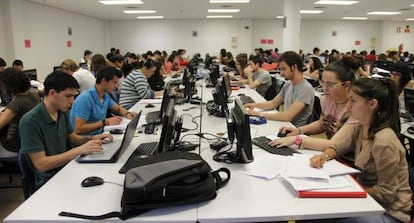 Un grupo de estudiantes prepara sus exámenes