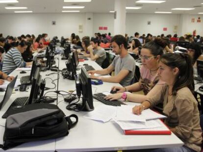 Un grupo de estudiantes prepara sus exámenes