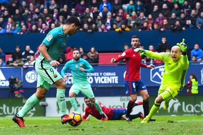 Suárez marca ante Osasuna en el partido en El Sadar.