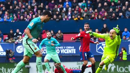 Suárez marca ante Osasuna en el partido en El Sadar.