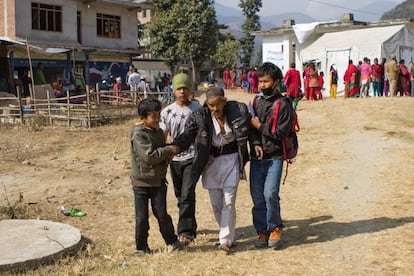 Algunos pacientes pasan jornadas caminando desde pueblos de la región de Sindhupalchok. Los nietos de Somar Sing Tamang, de 84 años, le traen desde su aldea a siete kilómetros de distancia.