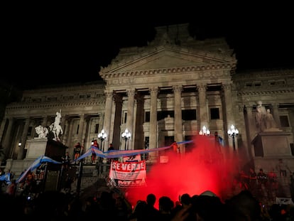 Manifestantes protestan frente al Congreso contra las medidas económicas del Gobierno de Javier Milei, el 21 de diciembre de 2023.