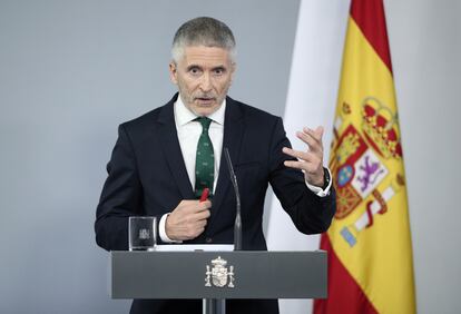 El ministro del Interior, Fernando Grande-Marlaska, comparece ante los medios tras el Consejo de Ministros celebrado este martes en Moncloa, en Madrid.