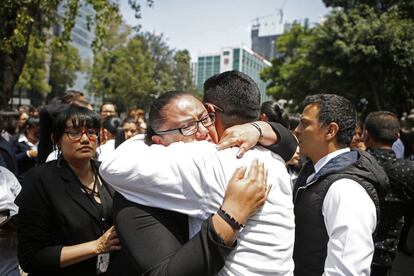 Dues persones s'abracen després del terratrèmol.