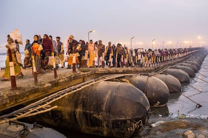 Peregrinos cruzando el Ganges en Allahabad, India.