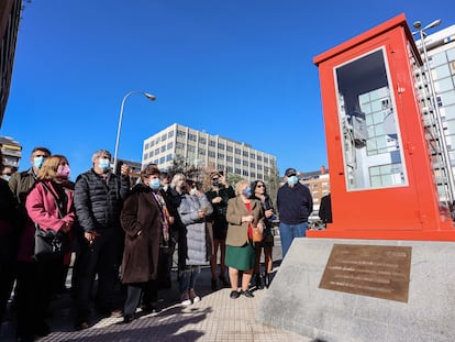 Un momento de la inauguración, el pasado miércoles, del monumento en homenaje a 'La cabina' en Madrid.