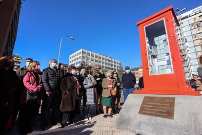 Los familiares del director de cine Antonio Mercero inauguran una cabina roja instalada en la plaza del Conde del Valle Súchil en Chamberí en homenaje a su película 'La Cabina'.