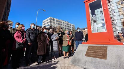 Los familiares del director de cine Antonio Mercero inauguran una cabina roja instalada en la plaza del Conde del Valle Súchil en Chamberí en homenaje a su película 'La Cabina'.