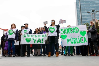 Concentración en defensa de la sanidad pública en la puerta principal del hospital La Paz, en Madrid el 14 de febrero.