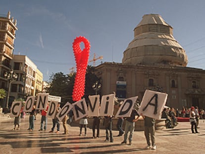 Una barrera humana retrató ayer con mimo en la plaza de la Virgen de Valencia la ceguera y la sordera de la sociedad ante el sida.