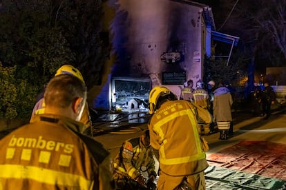 Los Bomberos trabajan en la extinción del fuego en una vivienda de Lleida.