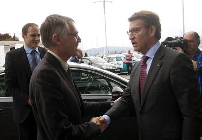 El presidente de la Xunta, Alberto Núñez Feijóo, saluda al presidente del grupo PSA, Carlos Tavares
